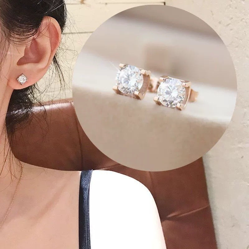 Simple Four-claw Single Diamond Pendant Female Temperament Titanium Steel Necklace